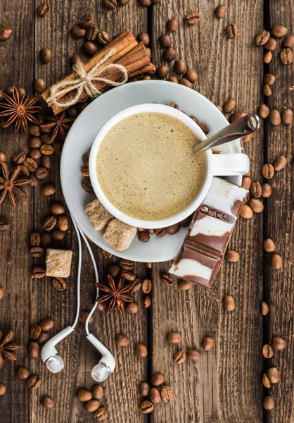 Ontbijt met koffie en croissants op tafel — Stockfoto