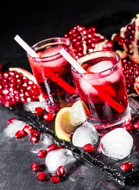 Taze kırmızı suyu nar taneleri ve buz ile kokteyl