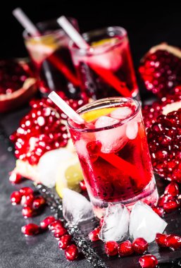 Taze kırmızı suyu nar taneleri ve buz ile kokteyl