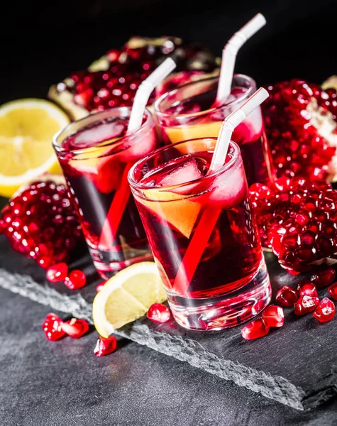 Коктейль из свежего красного сока с семенами граната и льдом — стоковое фото