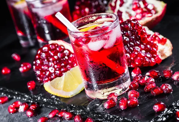 Коктейль из свежего красного сока с семенами граната и льдом — стоковое фото