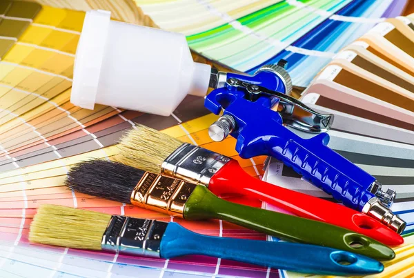 Mesa de trabajo de pintor y decorador con proyecto de casa, swatc de color — Foto de Stock