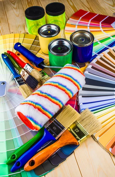 Mesa de trabajo de pintor y decorador con proyecto de casa, swatc de color — Foto de Stock