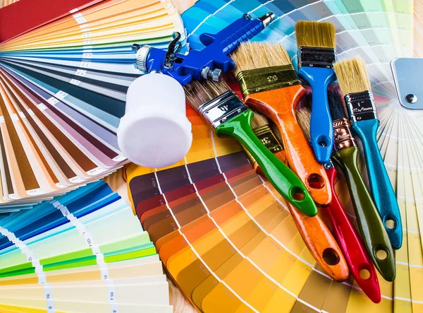 Festő és dekoratőr munkaasztal house projekttel, színes swatc — Stock Fotó
