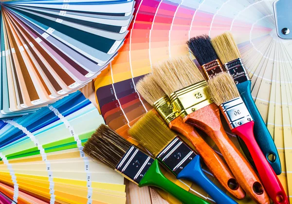 Mesa de trabajo de pintor y decorador con proyecto de casa, swatc de color — Foto de Stock