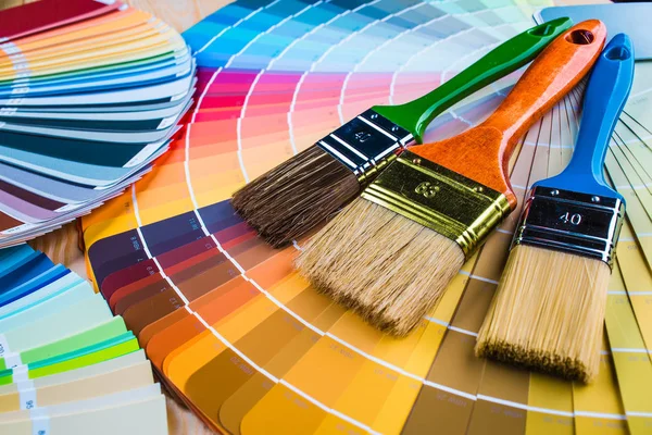 Malíř a natěrač pracovní stůl s projektem domu, barva swatc — Stock fotografie