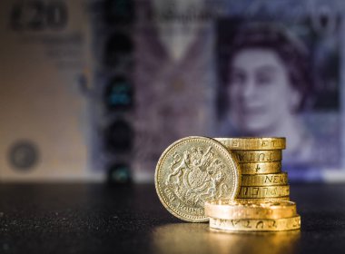 İngiliz sikke yığını üzerinde siyah, Sterlini