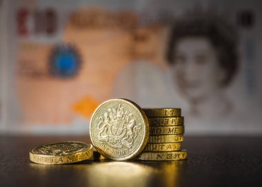 İngiliz sikke yığını üzerinde siyah, Sterlini