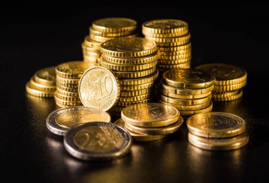 Euro para çıktı. Paralar birbirlerine farklı pozisyonlarda yığılmış. M