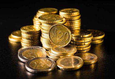 Euro para çıktı. Paralar birbirlerine farklı pozisyonlarda yığılmış. M