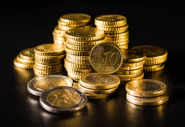 Euromynt. Mynt staplade på varandra i olika positioner. M — Stockfoto