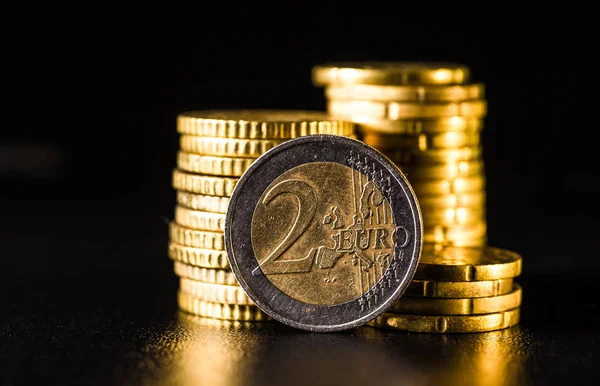 Euro-érméket. Érmék halmozott egymásra a különböző pozíciókban. M — Stock Fotó