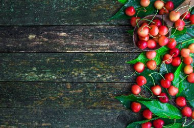 Ahşap arka plan üzerinde taze kiraz