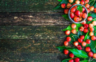 Ahşap arka plan üzerinde taze kiraz