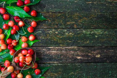 Ahşap arka plan üzerinde taze kiraz