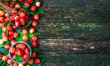 Ahşap arka plan üzerinde taze kiraz