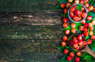 Ahşap arka plan üzerinde taze kiraz