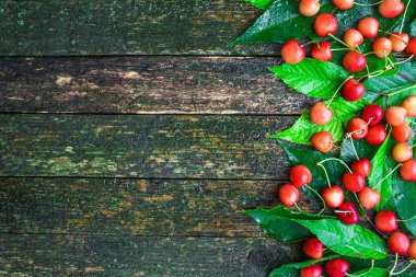 Ahşap arka plan üzerinde taze kiraz