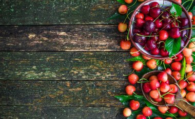 Ahşap arka plan üzerinde taze kiraz