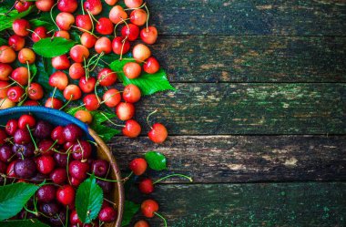 Ahşap arka plan üzerinde taze kiraz