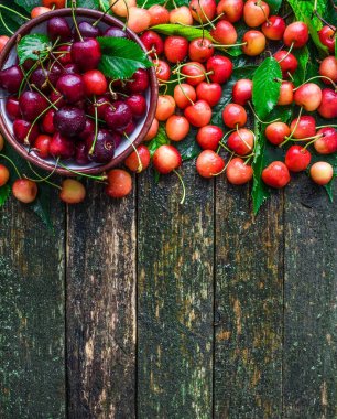 Ahşap arka plan üzerinde taze kiraz