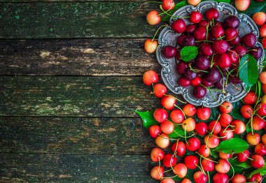 Ahşap arka plan üzerinde taze kiraz