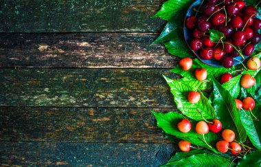 Ahşap arka plan üzerinde taze kiraz