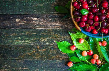 Ahşap arka plan üzerinde taze kiraz