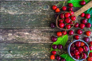 Ahşap arka plan üzerinde taze kiraz