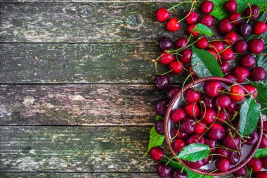 Ahşap arka plan üzerinde taze kiraz