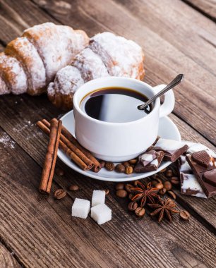 Tablo croissants ve kahve Kahvaltı