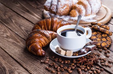 Tablo croissants ve kahve Kahvaltı