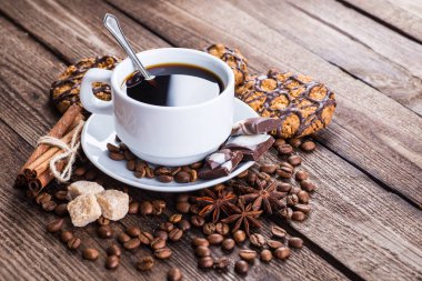 İki fincan espresso kahverengi peçete üzerinde