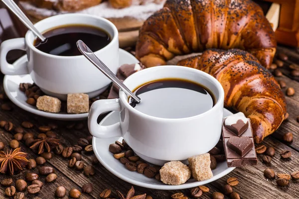 Tablo croissants ve kahve Kahvaltı