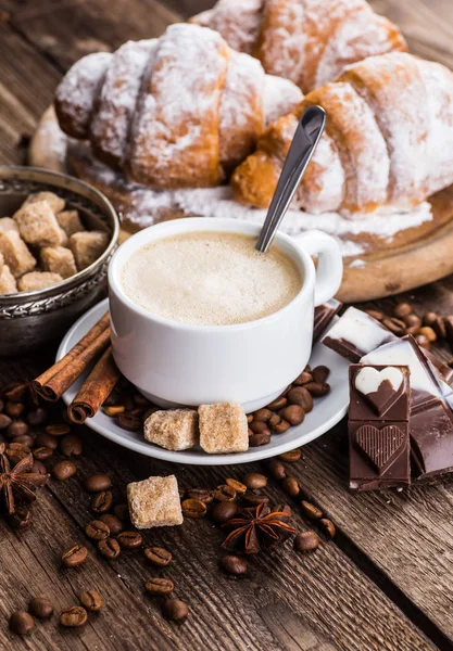 Ontbijt met koffie en croissants op tafel — Stockfoto