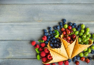 Meyveleri gözleme koni arka plan gri