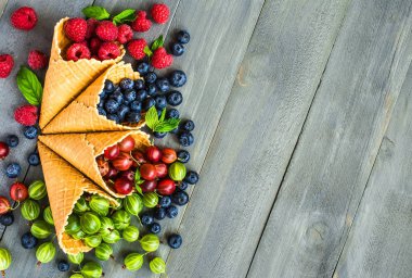 Meyveleri gözleme koni arka plan gri