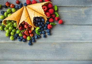 Meyveleri gözleme koni arka plan gri