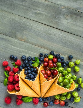 Meyveleri gözleme koni arka plan gri