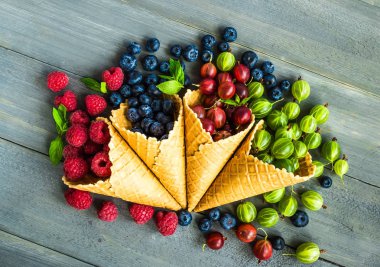 Meyveleri gözleme koni arka plan gri