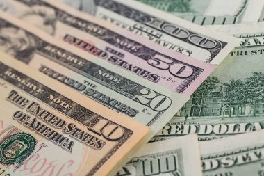 Yüz ABD dolar faturaları bir tabloda yığını