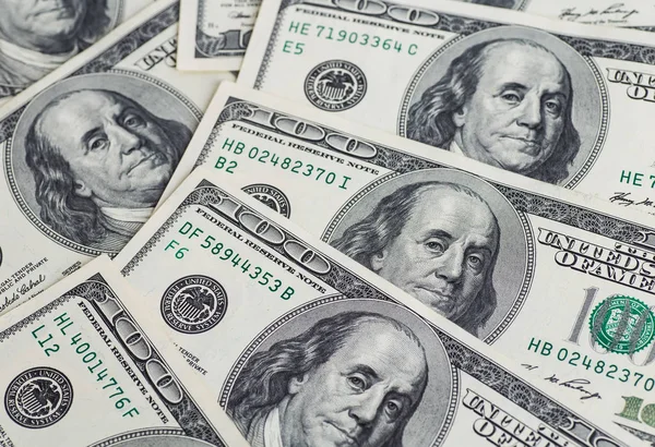 Yüz ABD dolar faturaları bir tabloda yığını — Stok fotoğraf