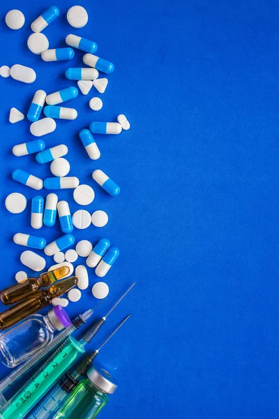 Surtido de píldoras, tabletas y cápsulas de medicamentos farmacéuticos ove —  Fotos de Stock