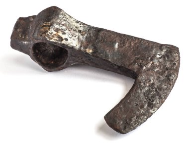 Tarih öncesi demir balta, eski insanlar, üzerinde beyaz adam izole