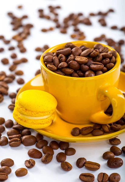 Xícara de café e feijão com delicioso macaroon em um backg branco — Fotografia de Stock