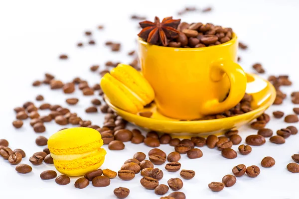 Taza de café y frijoles sobre un fondo blanco. — Foto de Stock