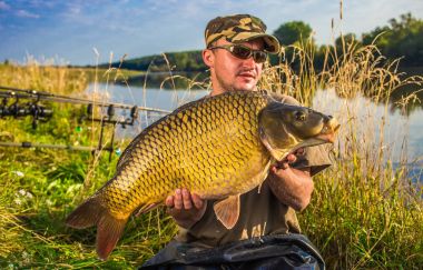 Sazan balıkçılık kupa ile mutlu fener. Balık kupa