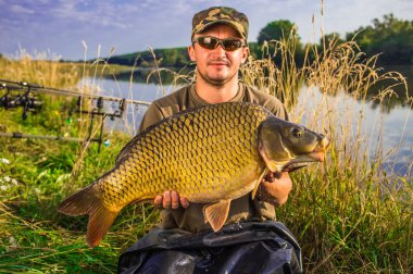 Sazan balıkçılık kupa ile mutlu fener. Balık kupa