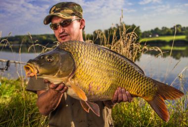 Sazan balıkçılık kupa ile mutlu fener. Balık kupa