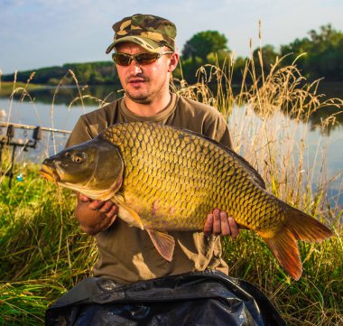 Sazan balıkçılık kupa ile mutlu fener. Balık kupa